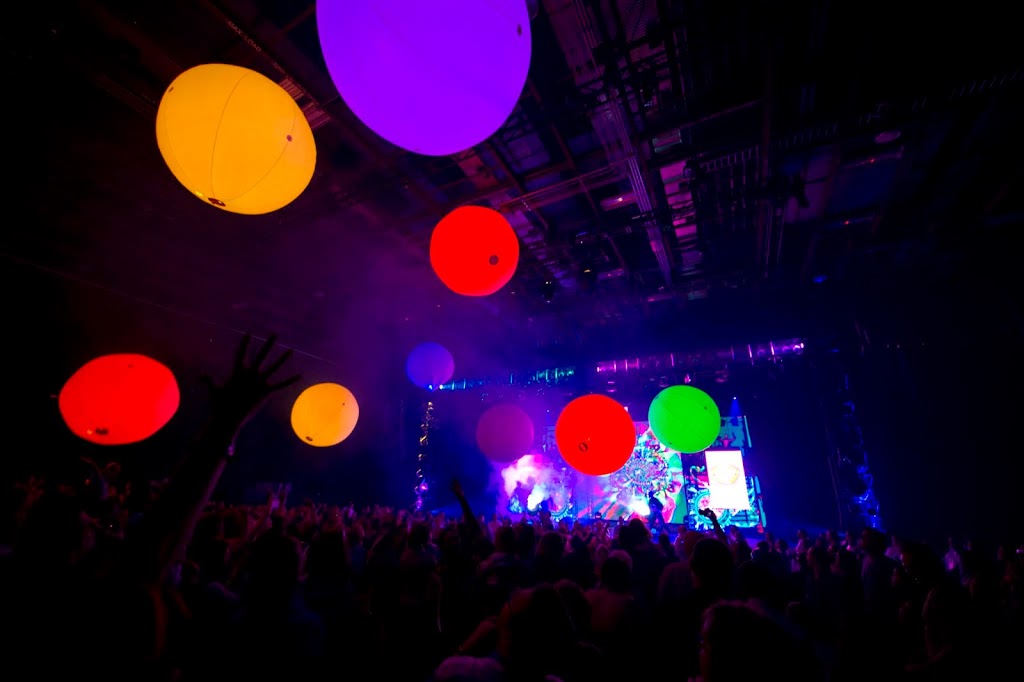 Blue Man Group Debuts New Navy Pier Centennial Wheel Package