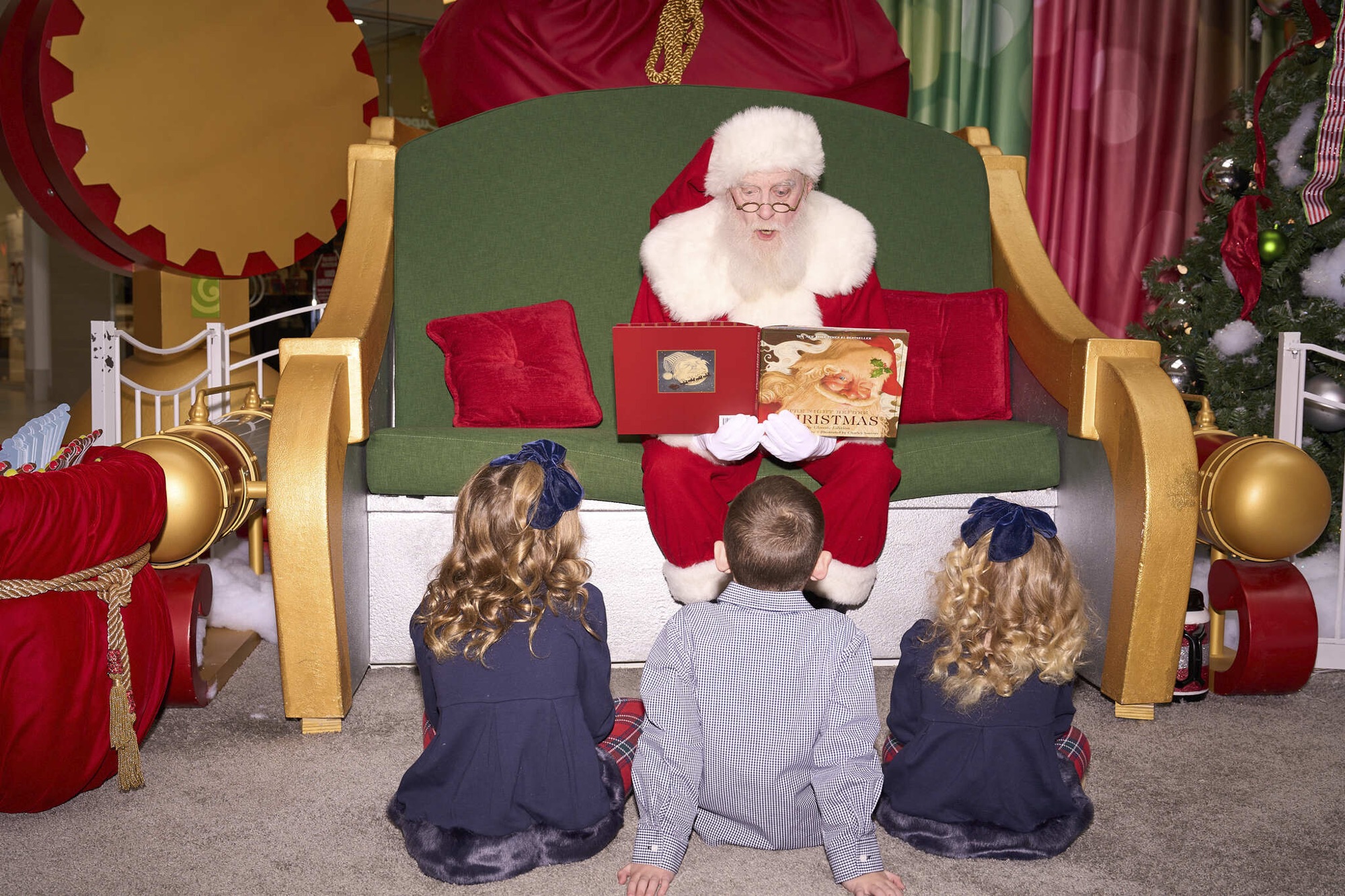 Santa Returns to the Fashion Outlets of Chicago!